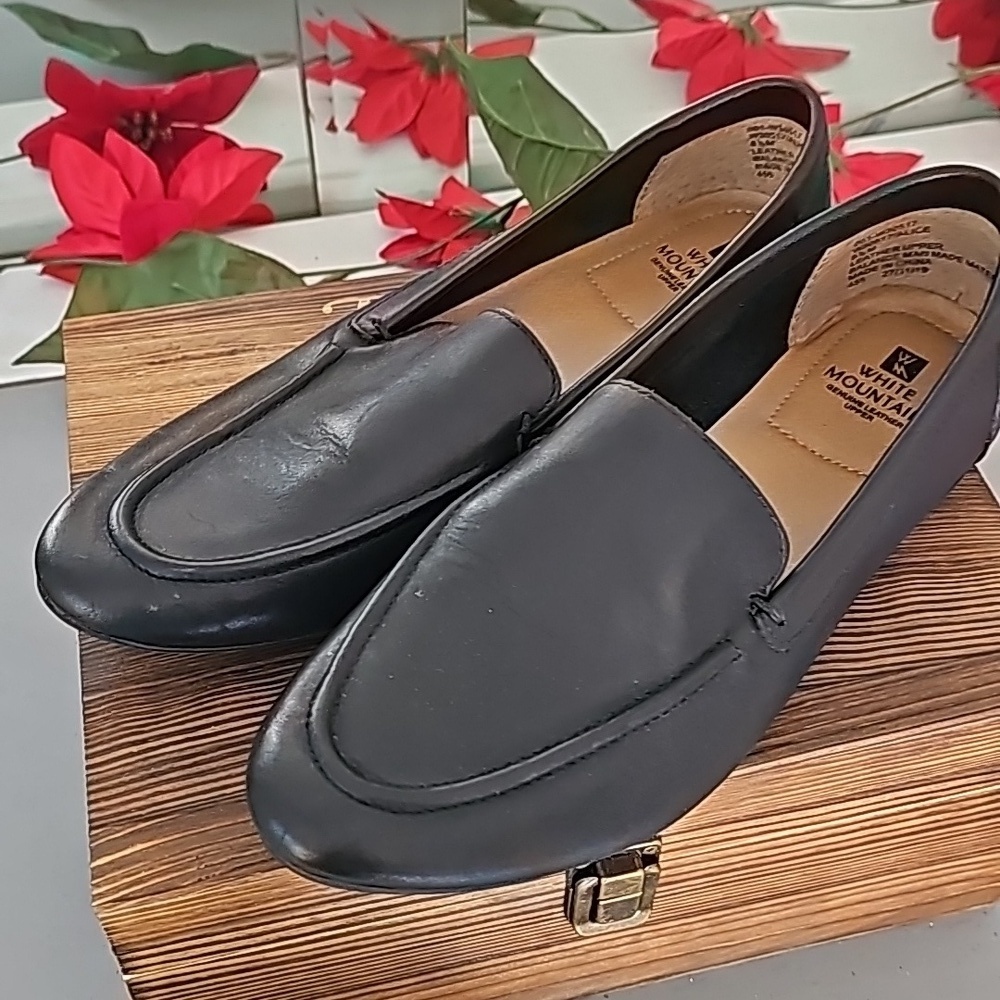 Black ladies White Mountain loafers size 8.5